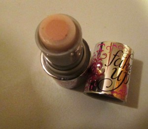 The combination of silky moisturizer and long-last concealer make Fakeup your eyes' best friend.